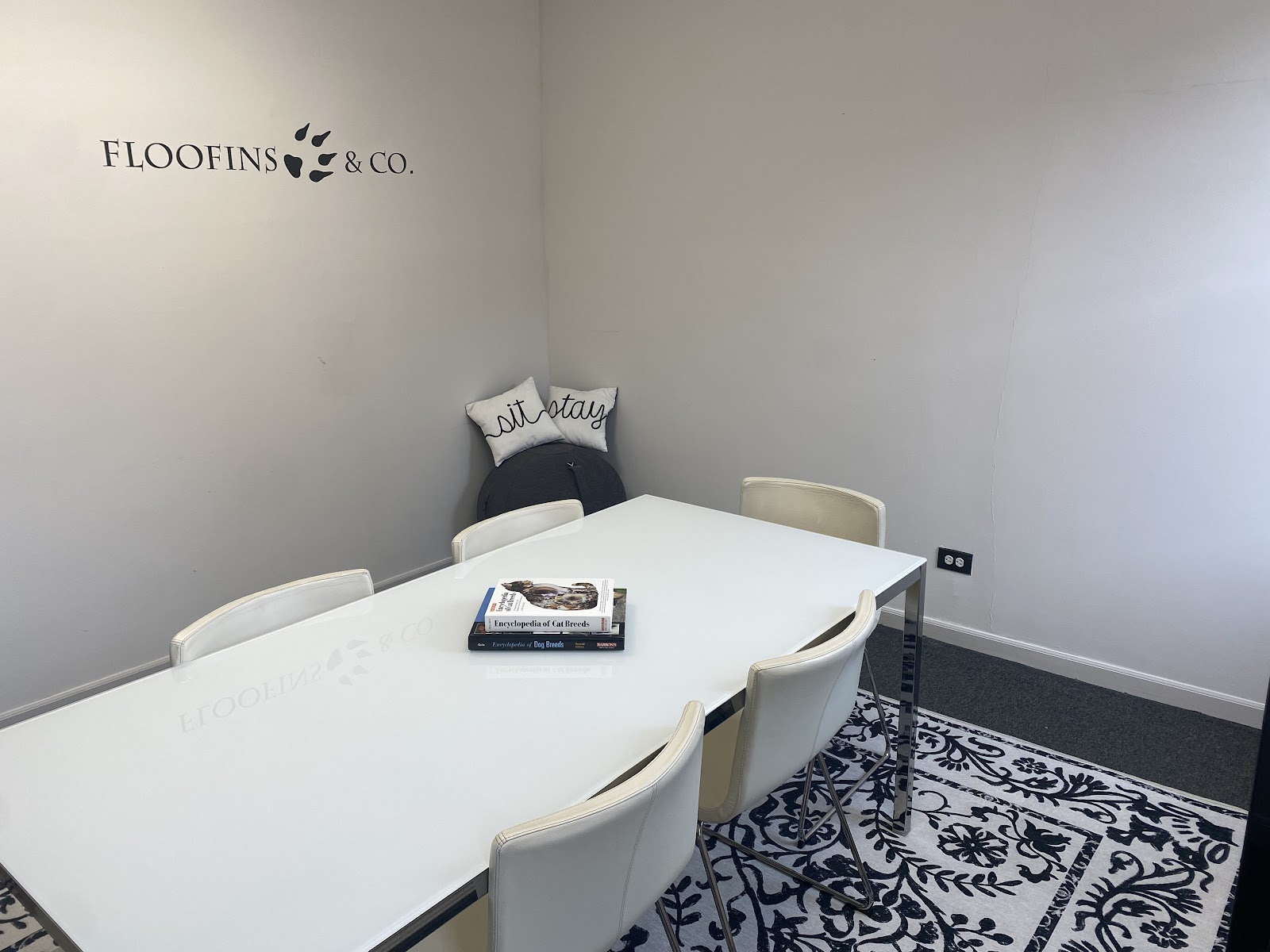 Floofins & Co. - Photo 2