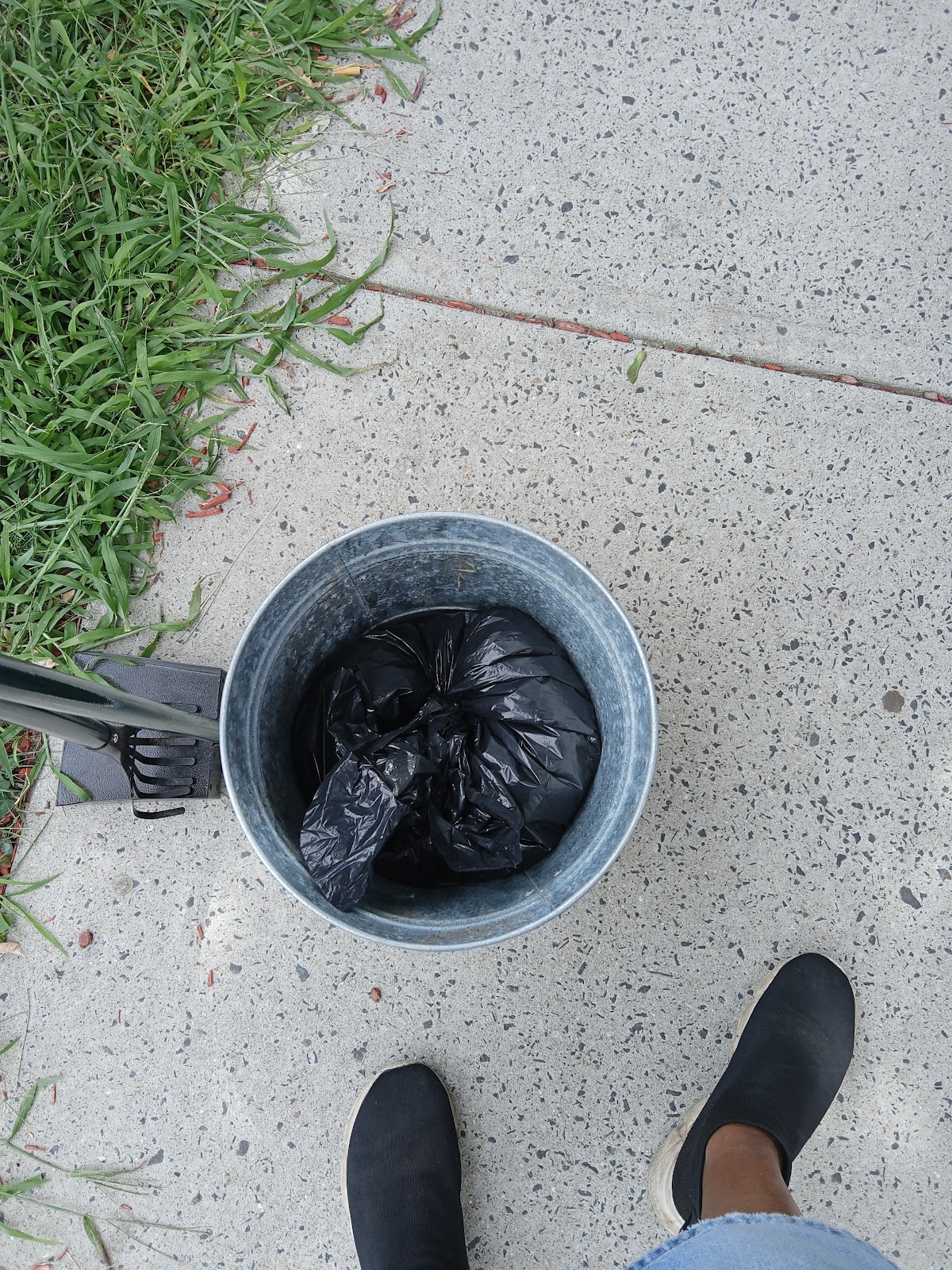 (Mergie Poop & Scoop) you got the poop . I got the scoop - Photo 4